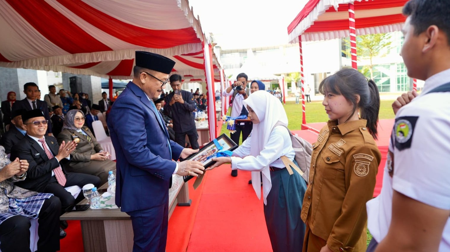 Gubernur Sulbar, Suhardi Duka, terima cinderamata dari siswa di Hari Pendidikan Nasional.