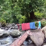 Pasien dari Salutahongan Majene Ditandu