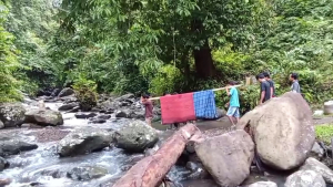 Pasien dari Salutahongan Majene Ditandu