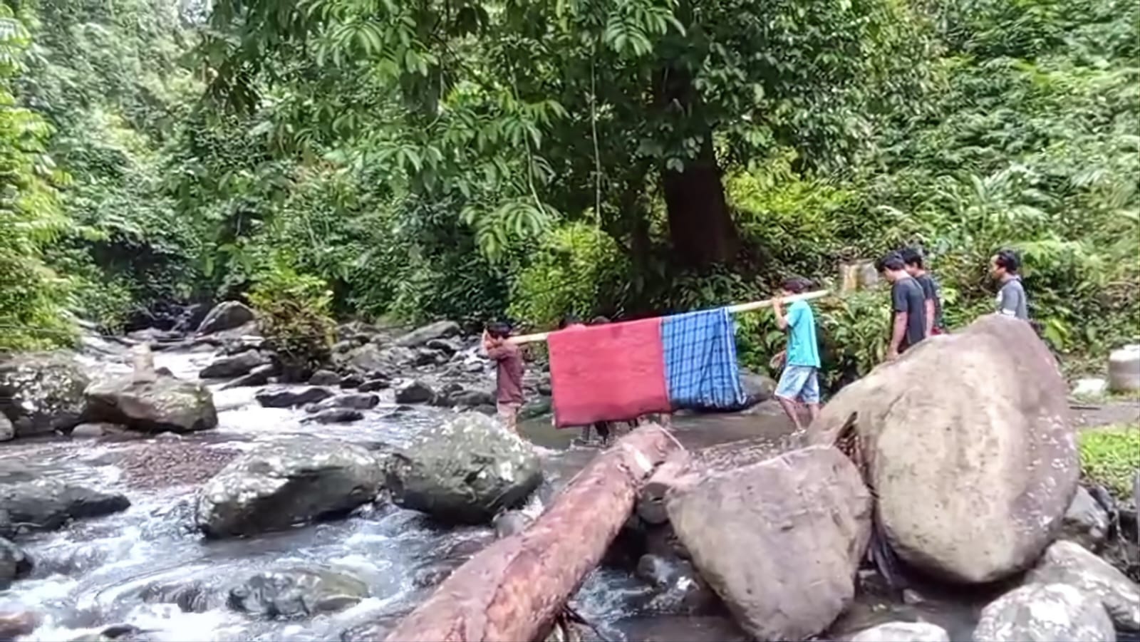 Pasien dari Salutahongan Majene Ditandu