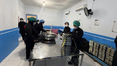 Petugas SPPG Diponegoro Mamuju packing MBG untuk 600 penerima manfaat/ (Foto : Mekora.id)