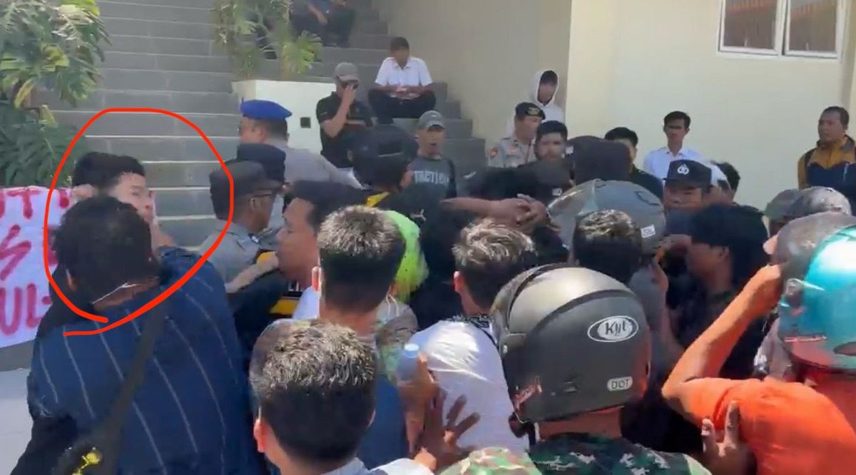 Polisi dipukul
