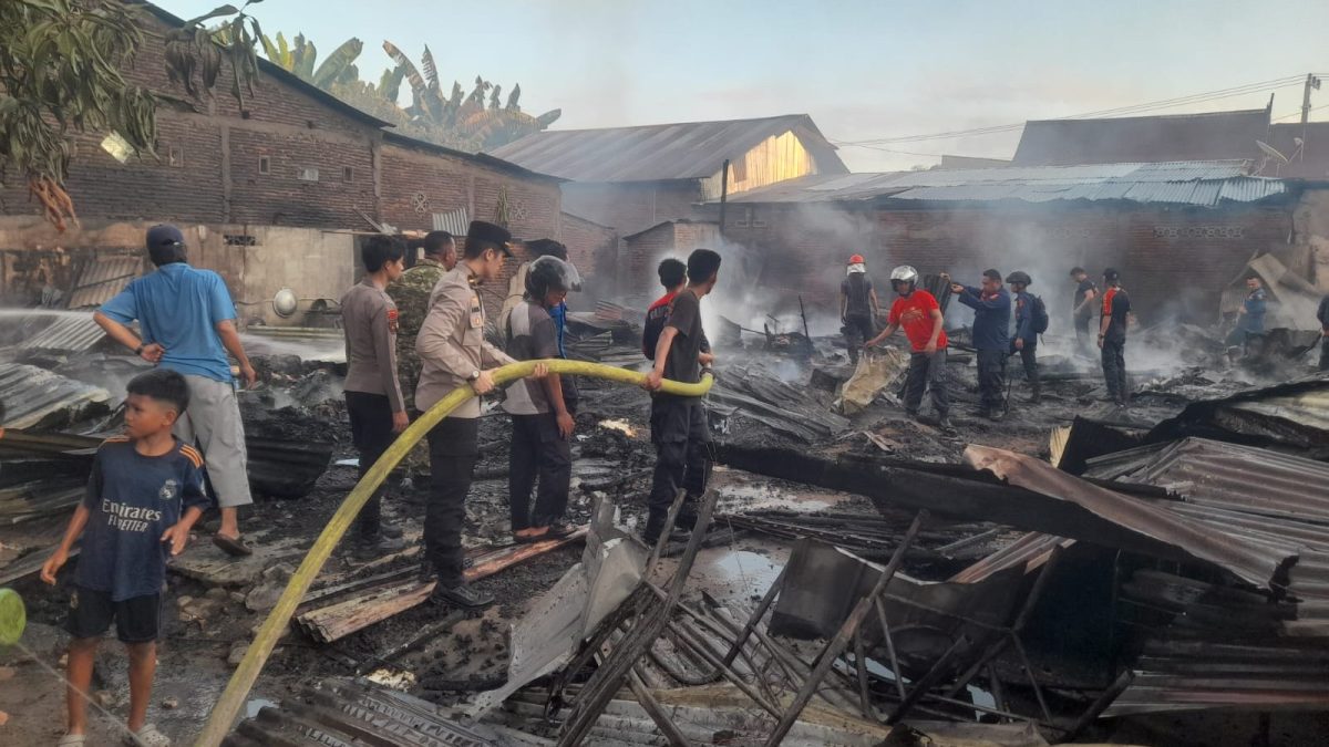 Dua Rumah di Polewali Mandar Ludes Terbakar, Pemilik Ditaksir Rugi Rp200 Juta