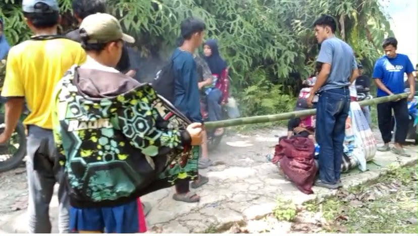Akses Jalan Tak Memadai, Warga Sakit di Majene Terpaksa Ditandu Sejauh 10 Kilometer