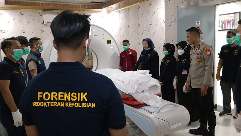 Mahasiswa Keperawatan Forensik Poltekkes Mamuju Dampingi Dokter Bhayangkara Periksa Jenazah Mati Wajar