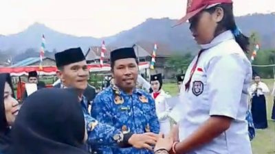 Siswi SD Hadiri Upacara Penurunan Bendera di Aralle