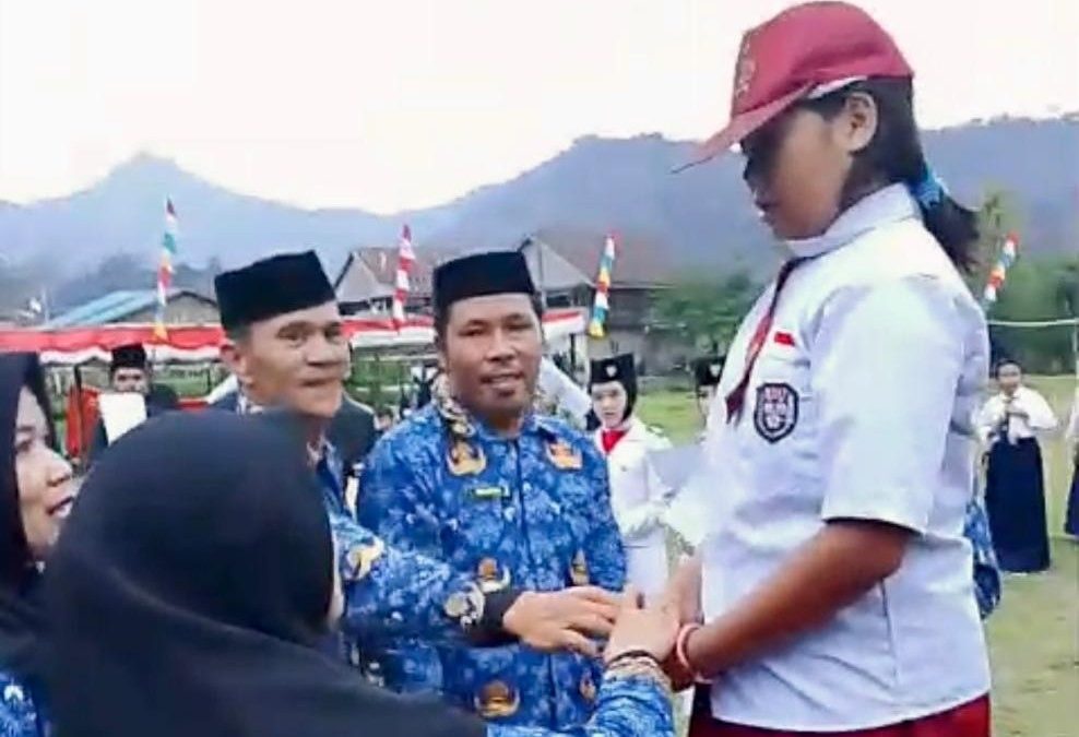 Siswi SD Ini Dapat Penghargaan Usai Jadi Satu-satunya Anak Hadiri Upacara Penurunan Bendera di Aralle Mamasa