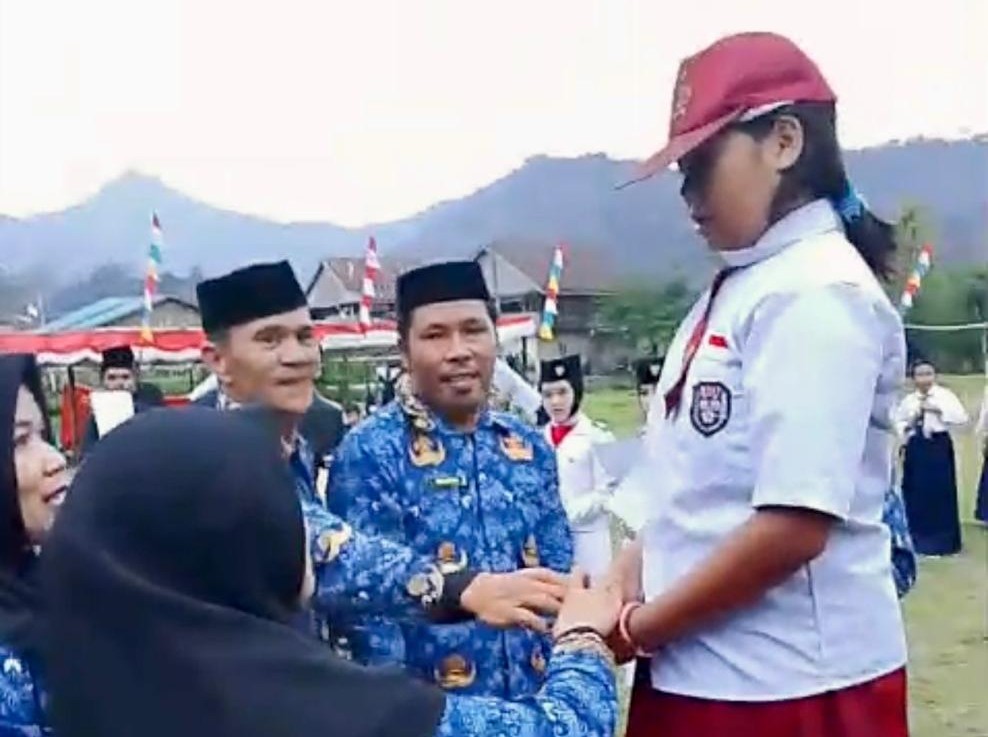 Siswi SD Hadiri Upacara Penurunan Bendera di Aralle