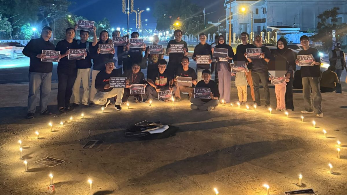Jurnalis Mamuju Nyalakan Lilin, Doakan 5 Wartawan Hilang di Saat Liputan Anak Krakatau