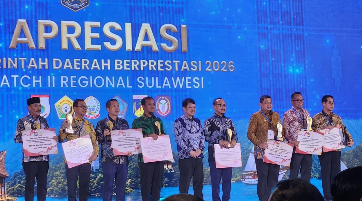Gubernur Sulbar terima penghargaan di Makassar.