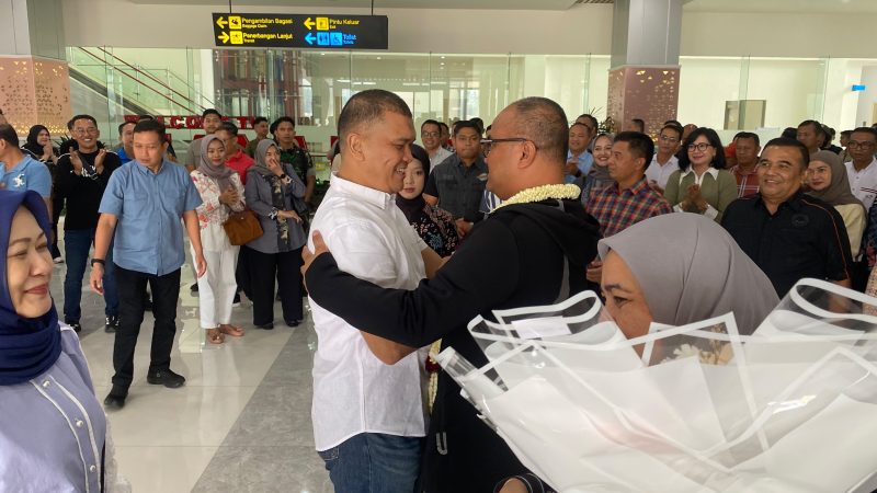 Tangis dan Haru Iringi Perpisahan Eks Kapolda Sulbar Adi Deriyan di Bandara Tampa Padang