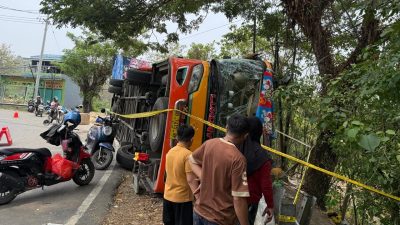 Bus terbalik