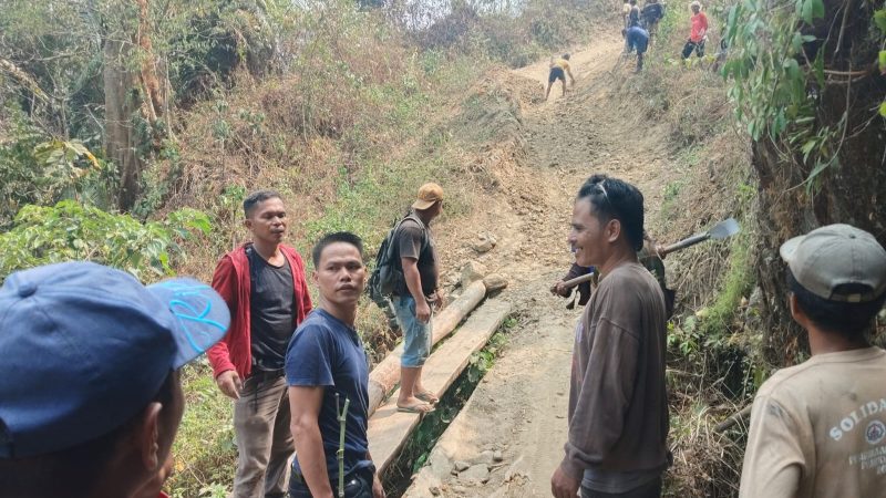 Sambut Program PLN, Warga Desa Siraun Gotong Royong Perbaiki Jalan Provinsi